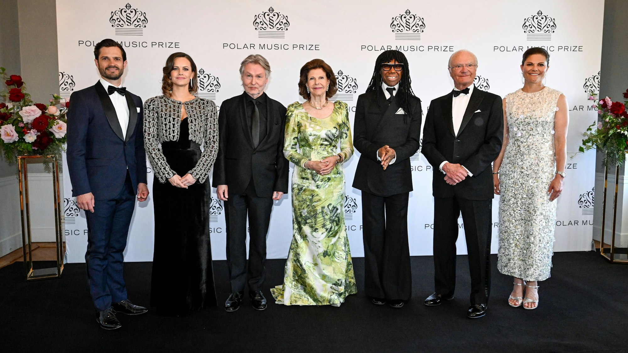 Prinz Carl Philip, Prinzessin Sofia, „Polar Music Prize“-Preisträger Esa-Pekka Salonen, Königin Silvia, König Carl Gustaf und „Polar Music Prize“-Preisträger Nile Rodgers vor der Preisverleihung.