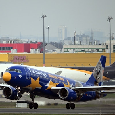 Ein Flugzeug der Eurowings startet auf dem Flughafen Köln/Bonn.