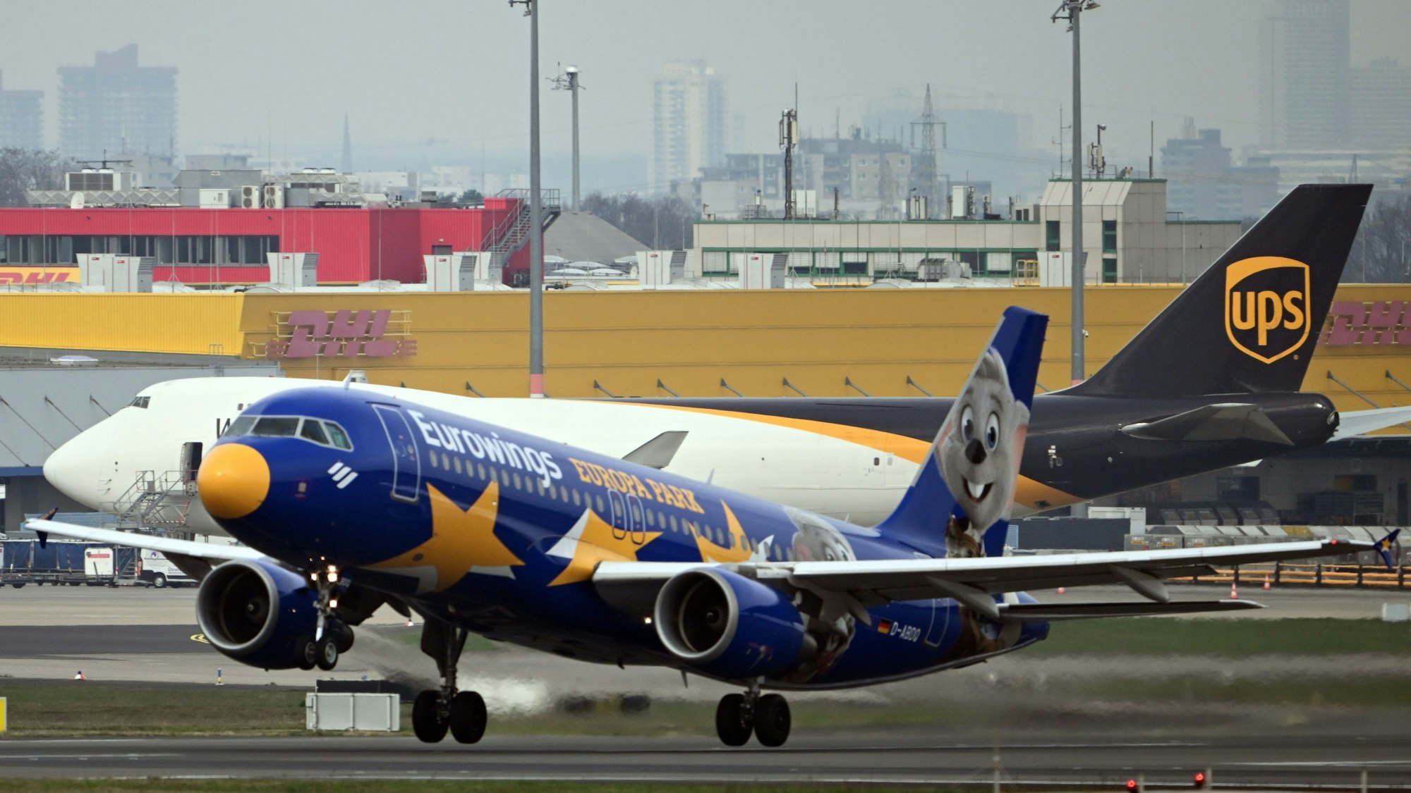 Ein Flugzeug der Eurowings startet auf dem Flughafen Köln/Bonn.