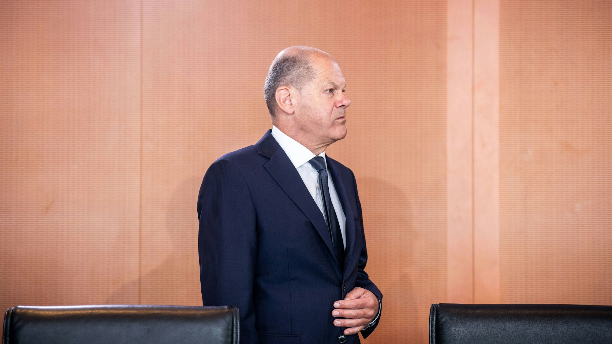 Bundeskanzler Olaf Scholz (SPD), wartet auf den Beginn der Sitzung des Bundeskabinetts im Bundeskanzleramt.