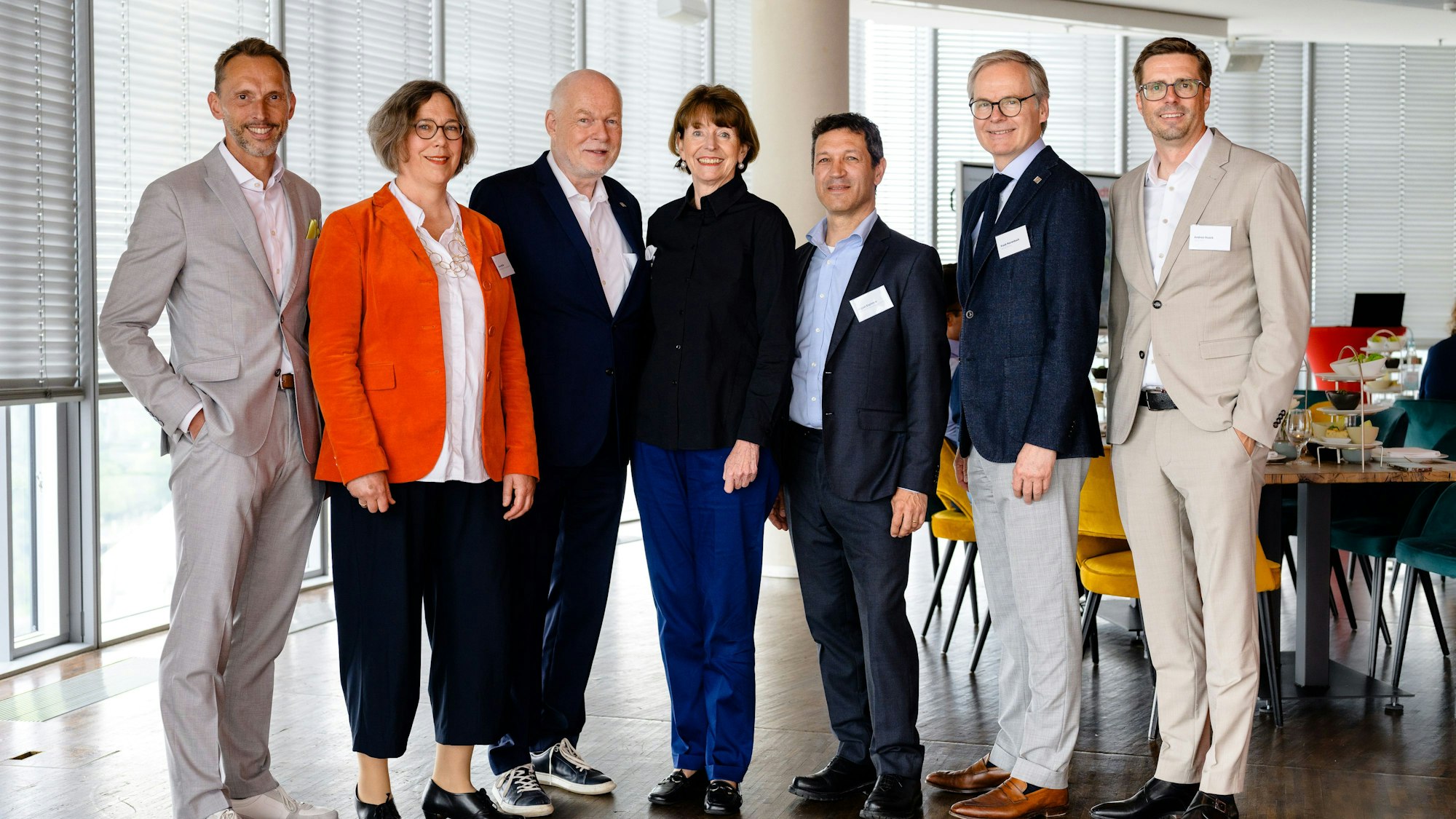 Personen stehen in einem Raum.