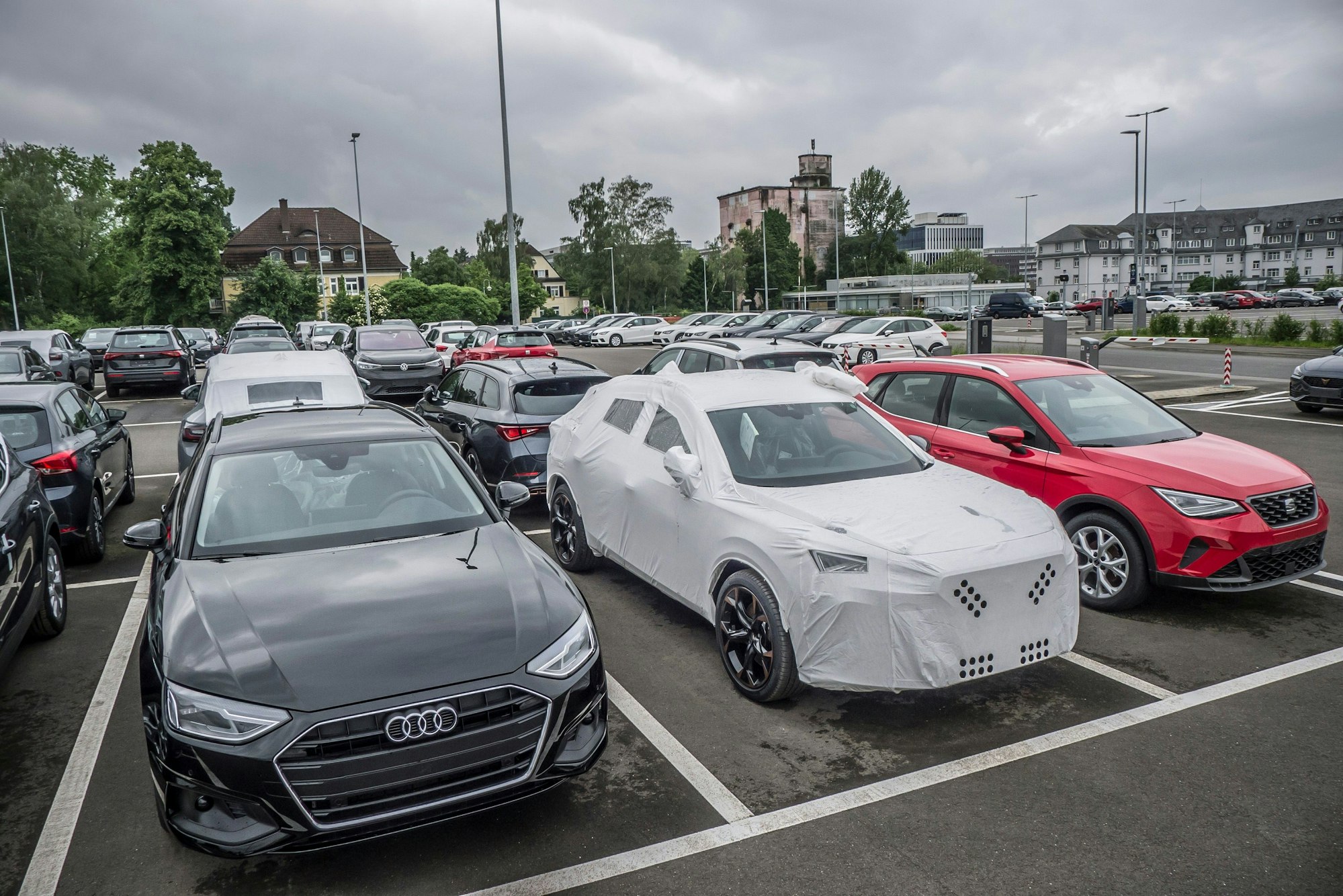 neuwagen auf einem Bayer-Parkplatz an der Christian-Heß-Straße. Foto: Ralf Krieger