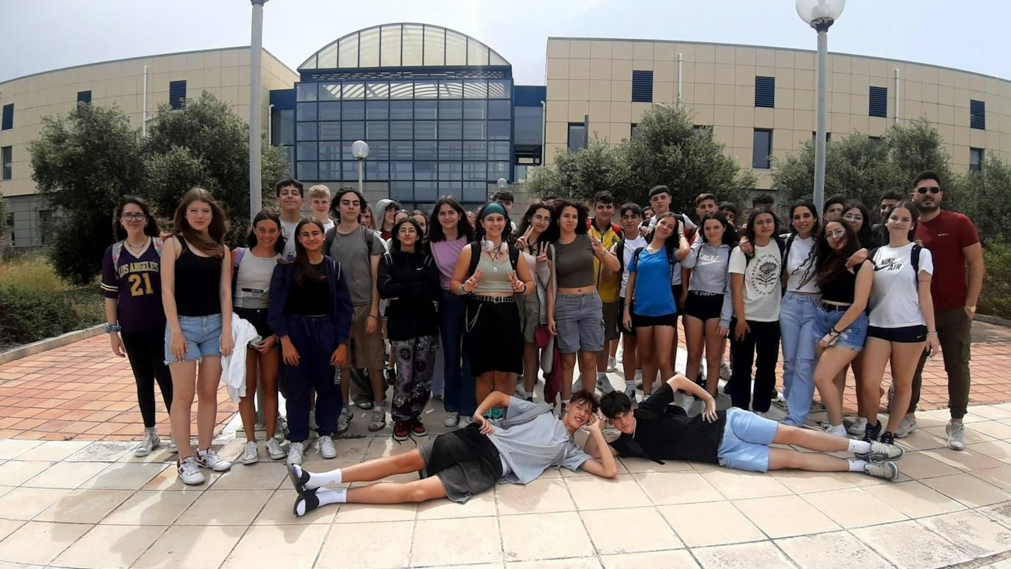 Von der griechischen Insel Kreta grüßen Schülerinnen und Schüler aus Kerpen.