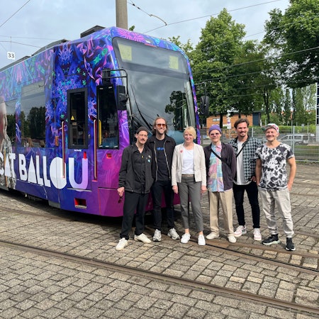 Cat Ballou mit KVB-Chefin Stefanie Haaks vor der neuen Cat-Ballou-Bahn.