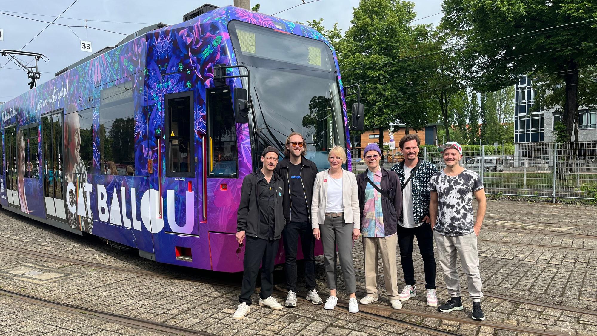 Cat Ballou mit KVB-Chefin Stefanie Haaks vor der neuen Cat-Ballou-Bahn.