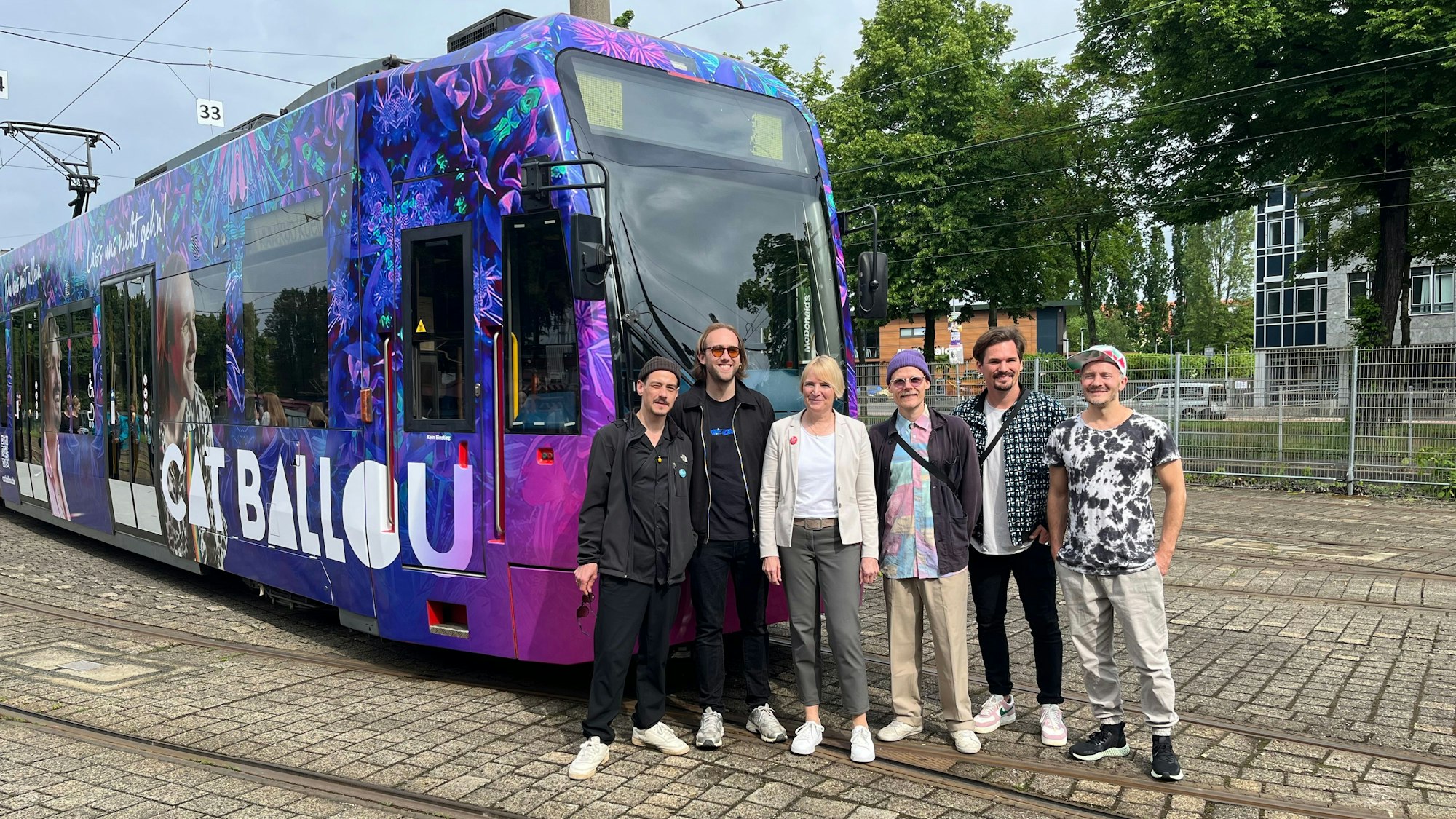Cat Ballou mit KVB-Chefin Stefanie Haaks vor der neuen Cat-Ballou-Bahn.