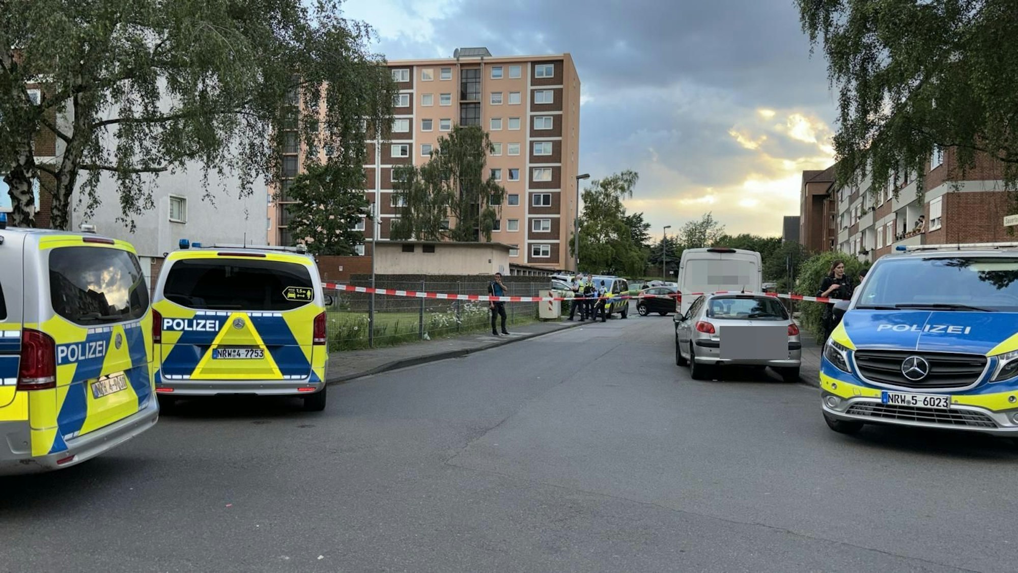 Köln: Polizeieinsatz am Mittwochabend (22. Mai) nach einer Schießerei in der Sauerlandstraße in Humboldt/Gremberg