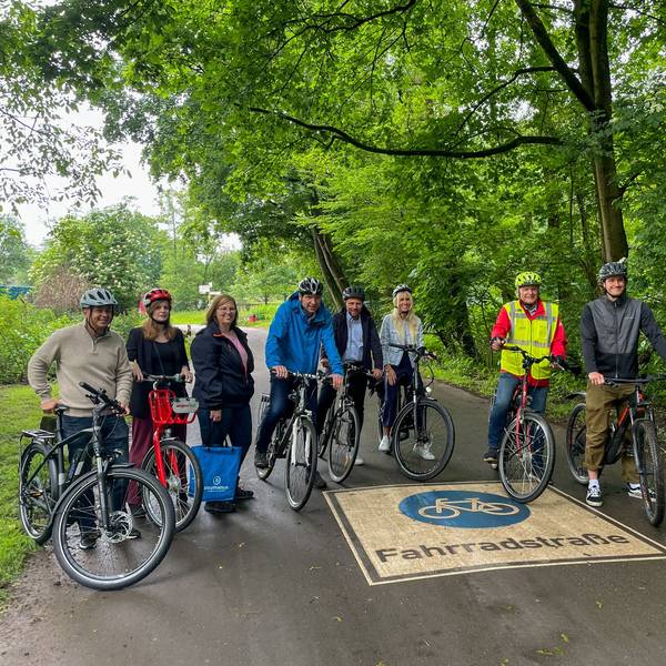 In diesem Jahr wollen die Organisatoren des Stadtradelns in Leverkusen die 500.000 Kilometer knacken.
Sven Tahiri, Abteilungsleiter Einkauf AVEA, Kristin Menzel, wupsi-Sprecherin, Bettina Zimmer, stellvertretende Leiterin Fachbereich Mobilität und Klimaschutz, Umweltdezernent Alexander Lünenbach, Oberbürgermeister Uwe Richrath, Anika Hagt, Prokuristin und Unternehmenssprecherin der AVEA, Kurt Krefft, Vorsitzender ADFC Leverkusen, Fabian Urh, Fachbereich Mobilität und Klimaschutz.