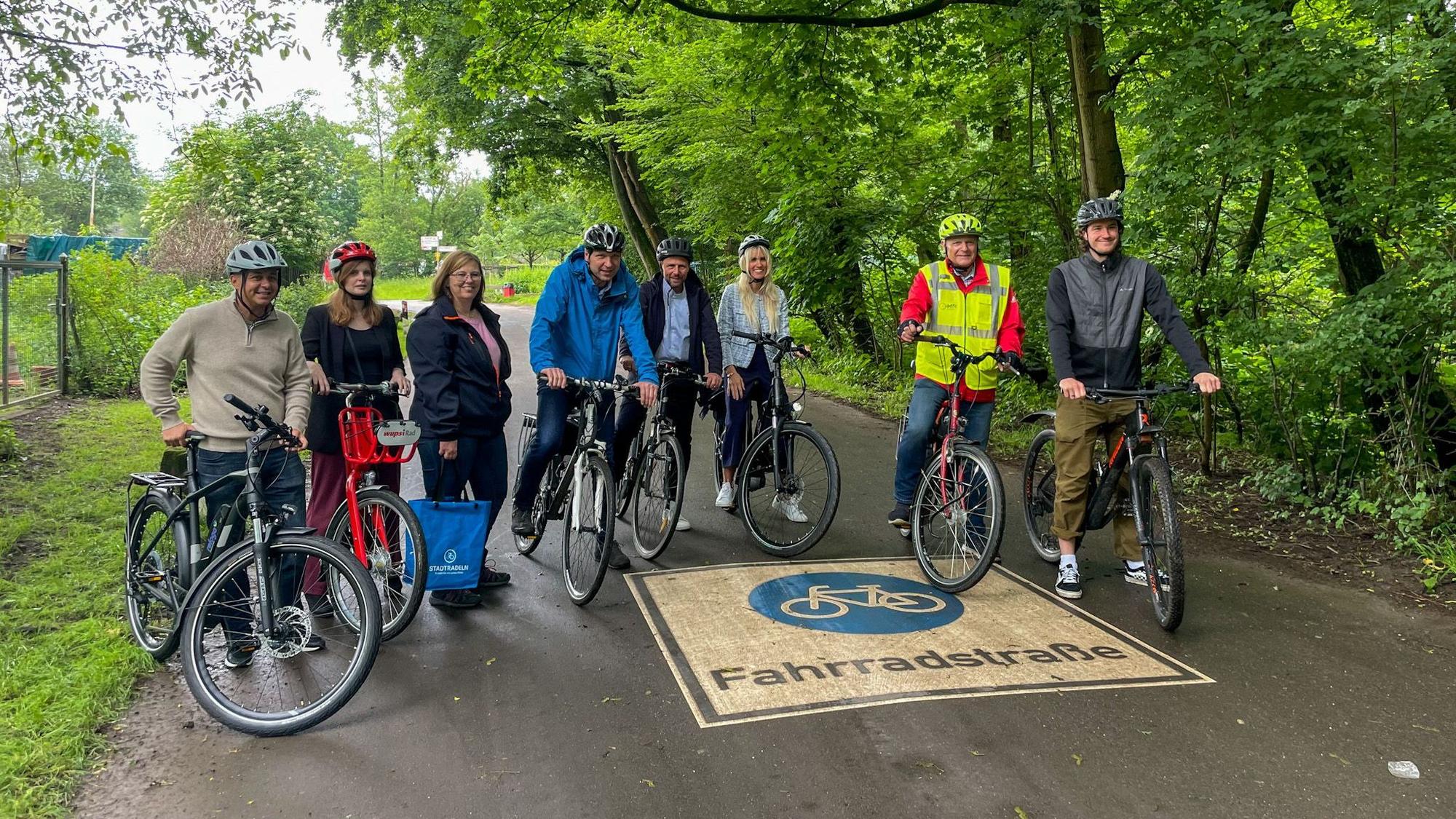 In diesem Jahr wollen die Organisatoren des Stadtradelns in Leverkusen die 500.000 Kilometer knacken.
Sven Tahiri, Abteilungsleiter Einkauf AVEA, Kristin Menzel, wupsi-Sprecherin, Bettina Zimmer, stellvertretende Leiterin Fachbereich Mobilität und Klimaschutz, Umweltdezernent Alexander Lünenbach, Oberbürgermeister Uwe Richrath, Anika Hagt, Prokuristin und Unternehmenssprecherin der AVEA, Kurt Krefft, Vorsitzender ADFC Leverkusen, Fabian Urh, Fachbereich Mobilität und Klimaschutz.