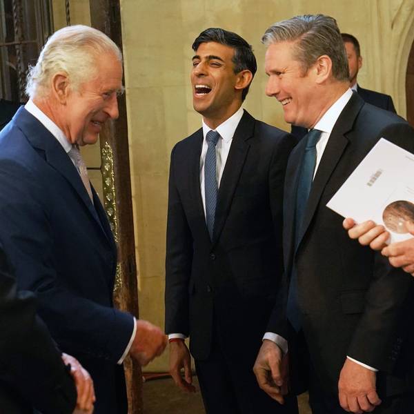 Rishi Sunak lacht zwischen Politikern.