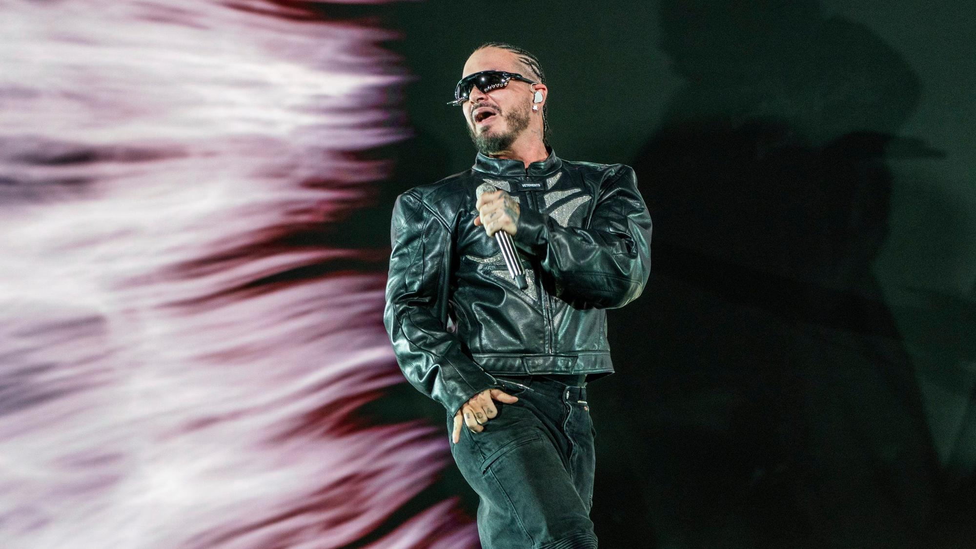 J Balvin tritt während des zweiten Wochenendes des Coachella Valley Music and Arts Festival am Sonntag, 21. April 2024, im Empire Polo Club in Indio, Kalifornien, auf.