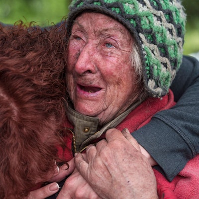11.05.2024, Ukraine, Wowtschansk: Die 82-jährige Tetiana weint mit ihrer Tochter, als sie aus Wowtschansk gerettet wird. Ihr Ehemann wurde in ihrem Haus nach einem russischen Luftangriff auf die Stadt getötet. Foto: Evgeniy Maloletka/AP/dpa +++ dpa-Bildfunk +++