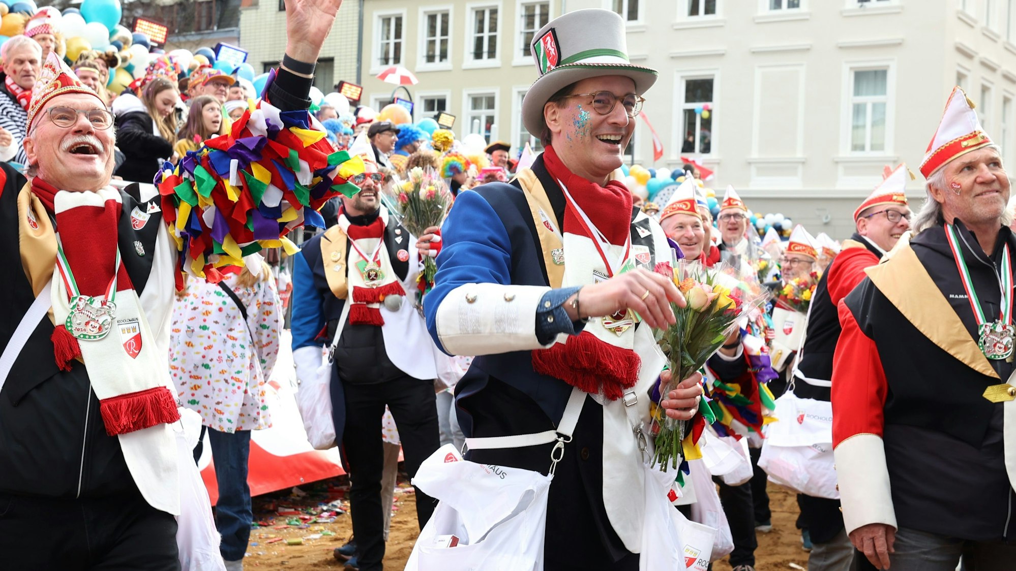12.02.2024
Köln:
Rosenmontagszug an der Severinstorburg
Hendrik Wüst in der Fussgruppe
Foto: Martina Goyert