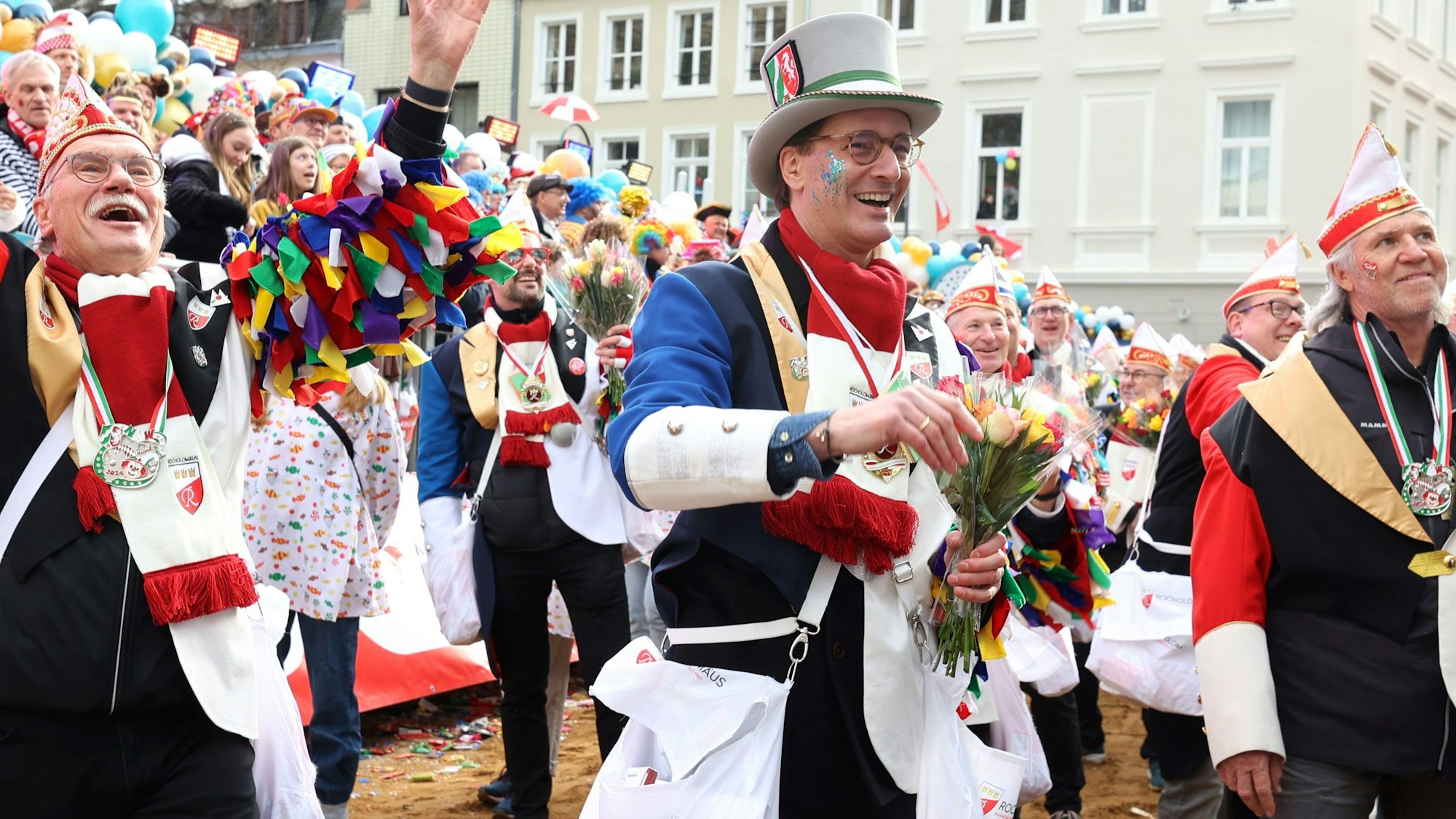 12.02.2024
Köln:
Rosenmontagszug an der Severinstorburg
Hendrik Wüst in der Fussgruppe
Foto: Martina Goyert