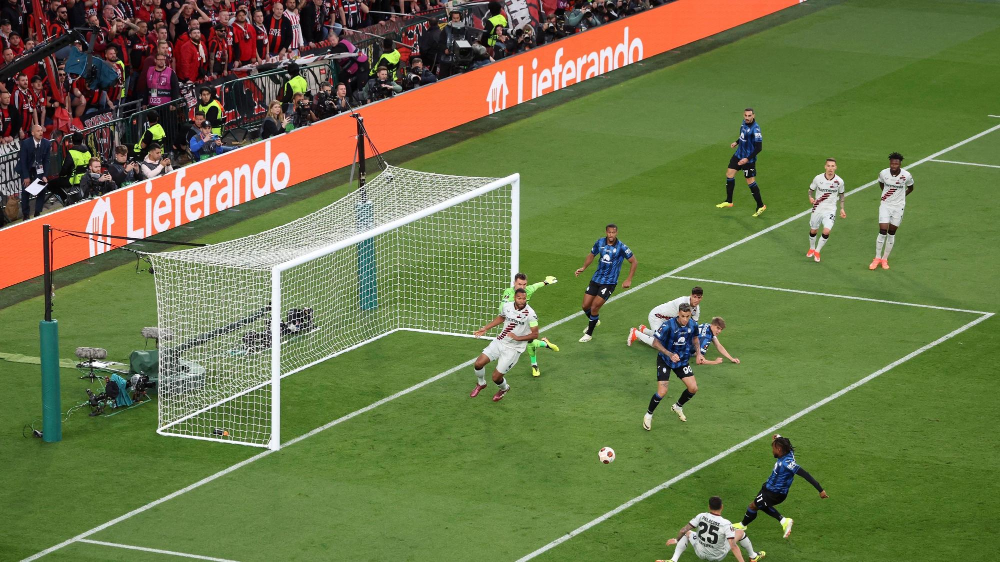 Atalantas Lookman trifft zum 1:0.