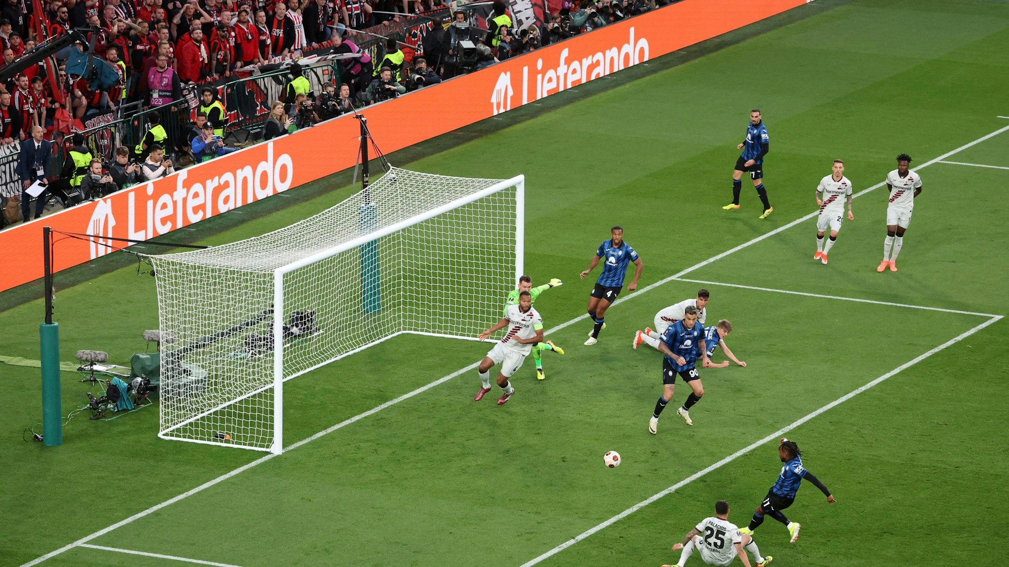 Atalantas Lookman trifft zum 1:0.