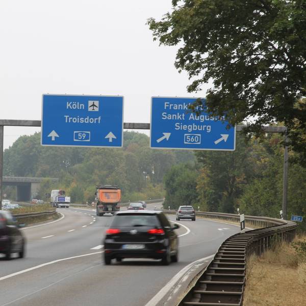 Autos fahren über die Autobahn.