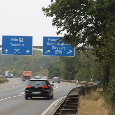 Autos fahren über die Autobahn.
