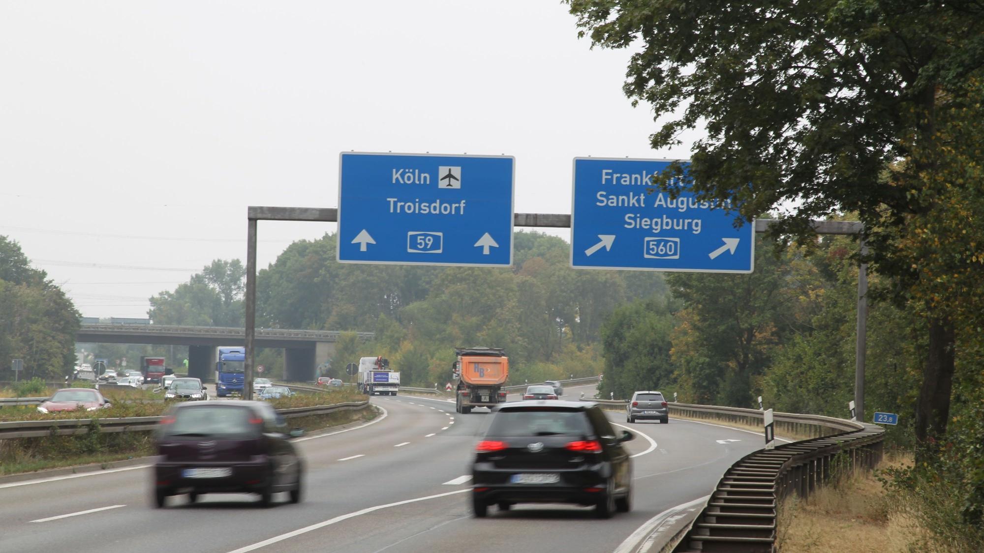 Autos fahren über die Autobahn.