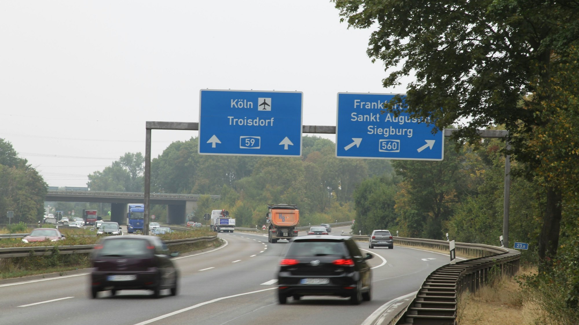 Autos fahren über die Autobahn.