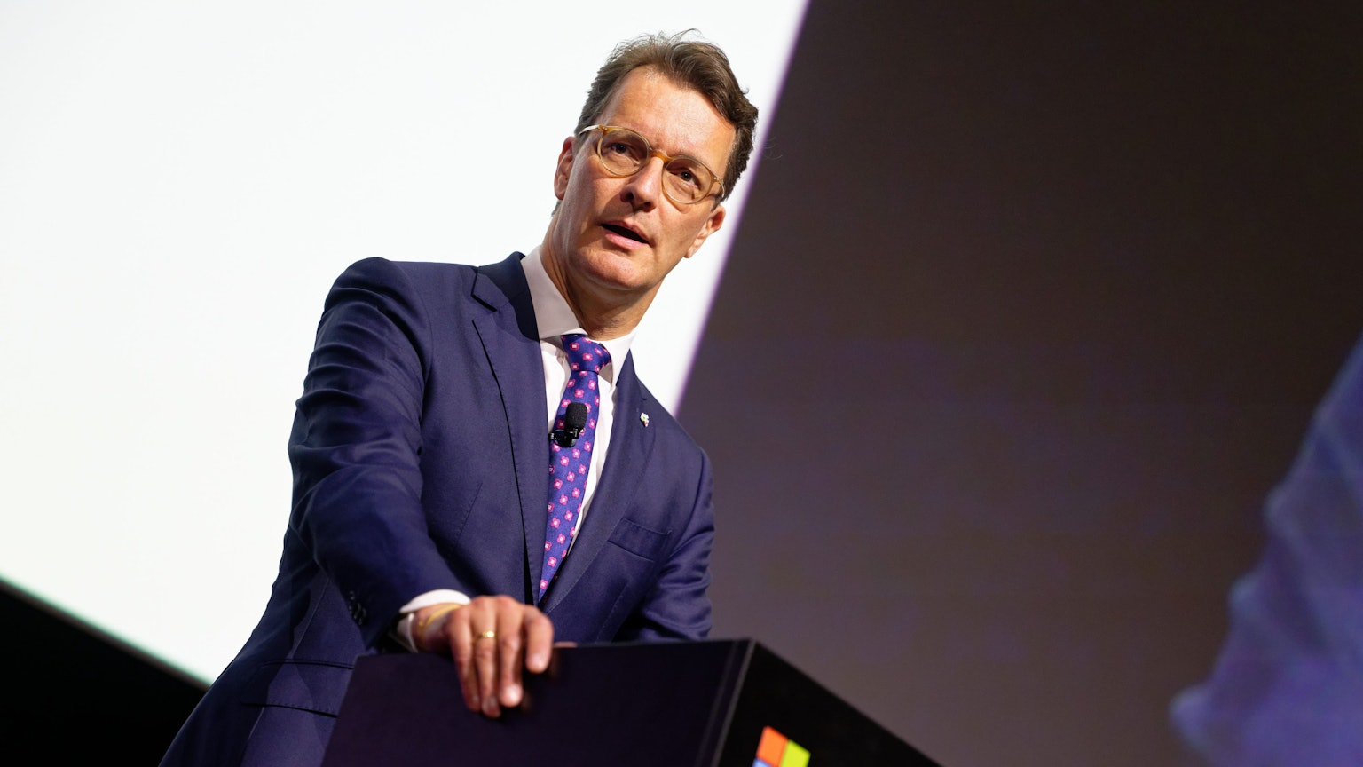 Hendrik Wüst, Ministerpräsident von Nordrhein-Westfalen (CDU), spricht bei der "Microsoft AI Partner Training Roadshow". Foto: Helge Treichel/dpa-Zentralbild/dpa