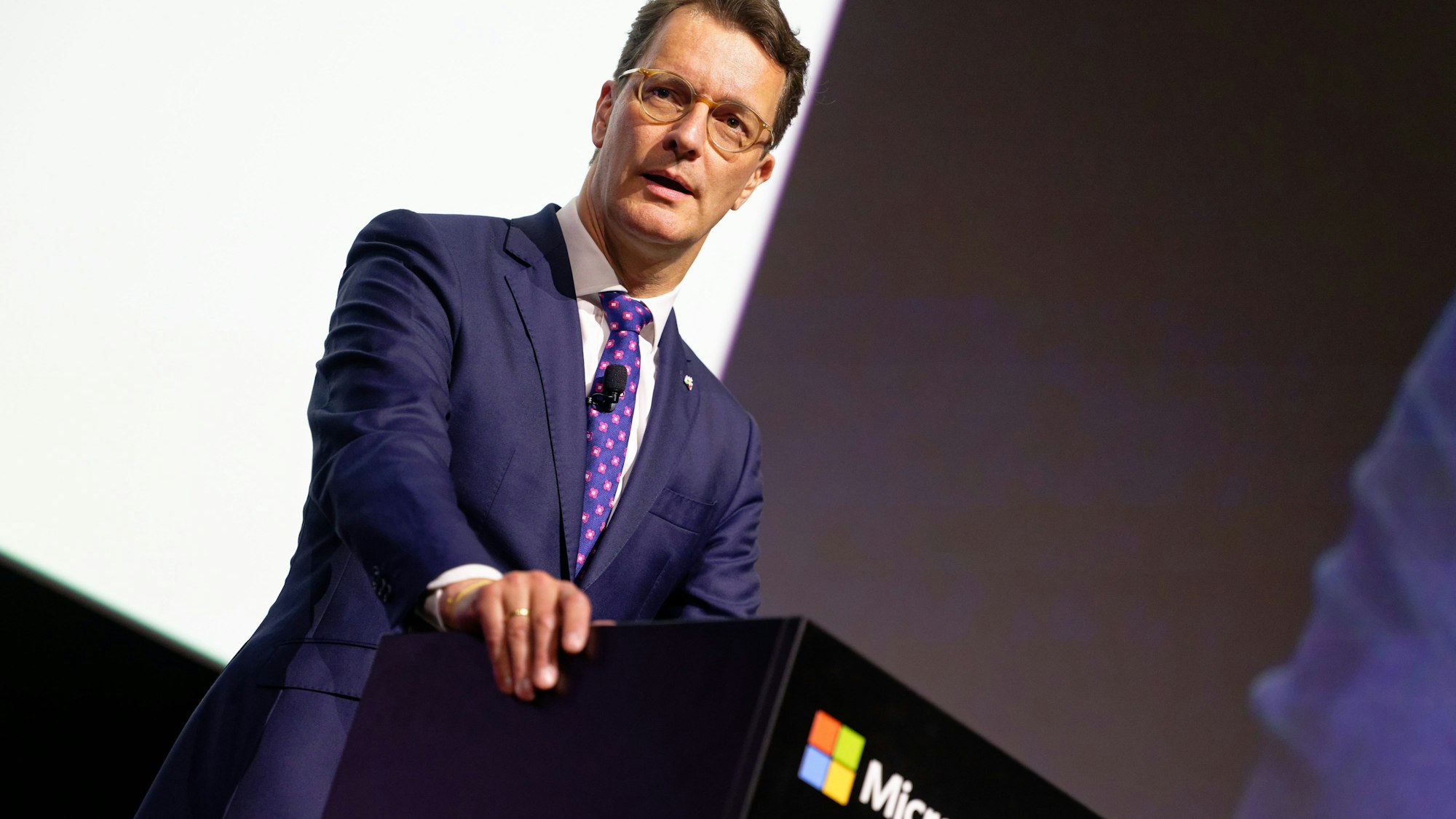 Hendrik Wüst, Ministerpräsident von Nordrhein-Westfalen (CDU), spricht bei der "Microsoft AI Partner Training Roadshow". Foto: Helge Treichel/dpa-Zentralbild/dpa