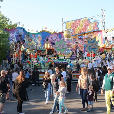 Der „Breakdancer“ auf dem Parkplatz an der Waldbröler Hochstraße ist eine feste Institution. Unser Foto zeigt das Fahrgeschäft.