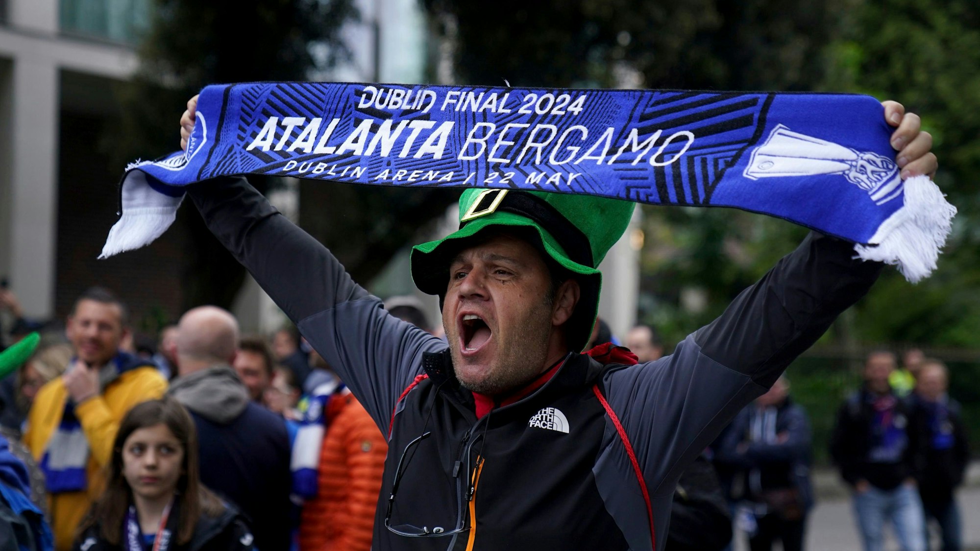 Fans von Atalanta machen sich auf den Weg ins Stadion.