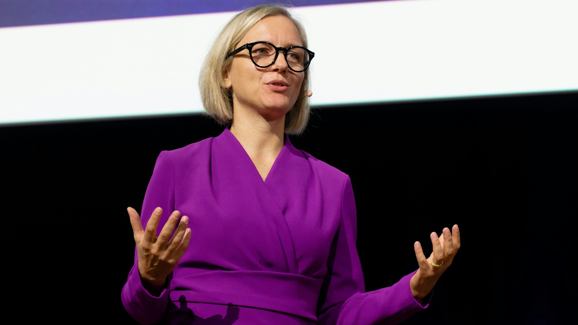 Agnes Heftberger, Vorsitzende der Geschäftsführung bei Microsoft Deutschland, spricht bei der "Microsoft AI Partner Training Roadshow". Foto: Henning Kaiser/dpa