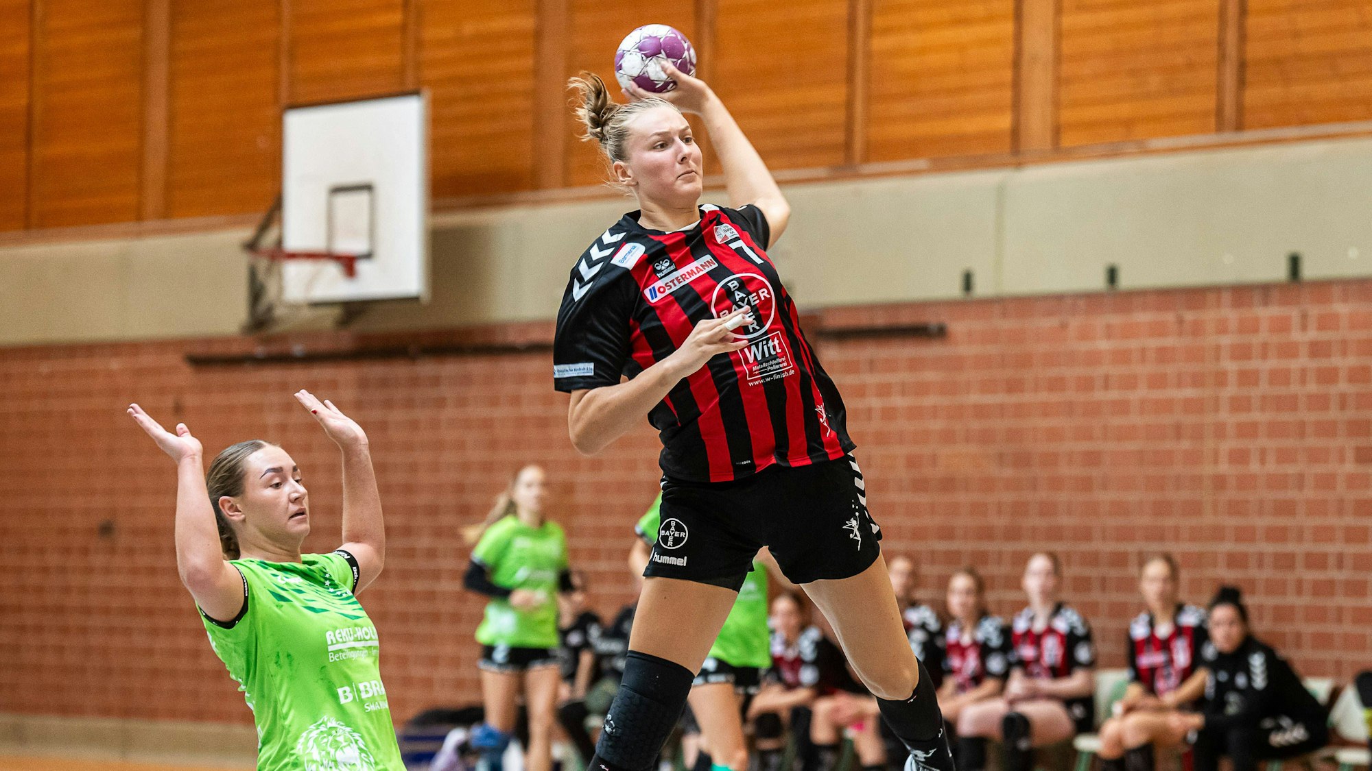 Viola Leuchter während eines Sprungwurfs.