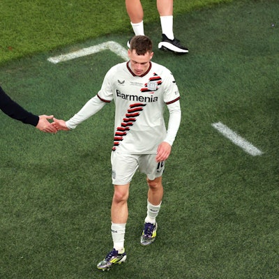 Xabi Alonso und Florian Wirtz klatschen ab. Das Finale gegen Atalanta ist für den Deutschen Meister verloren gegangen.