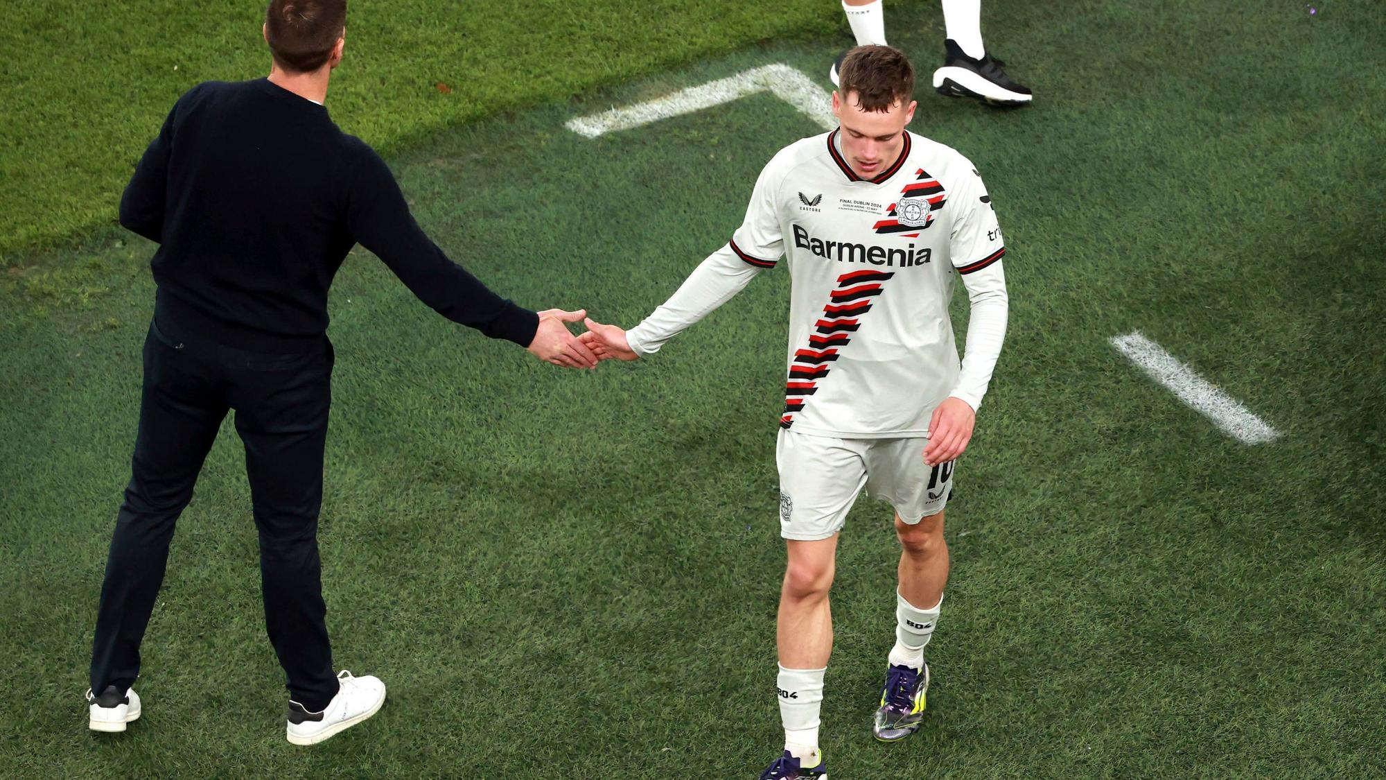 Xabi Alonso und Florian Wirtz klatschen ab. Das Finale gegen Atalanta ist für den Deutschen Meister verloren gegangen.