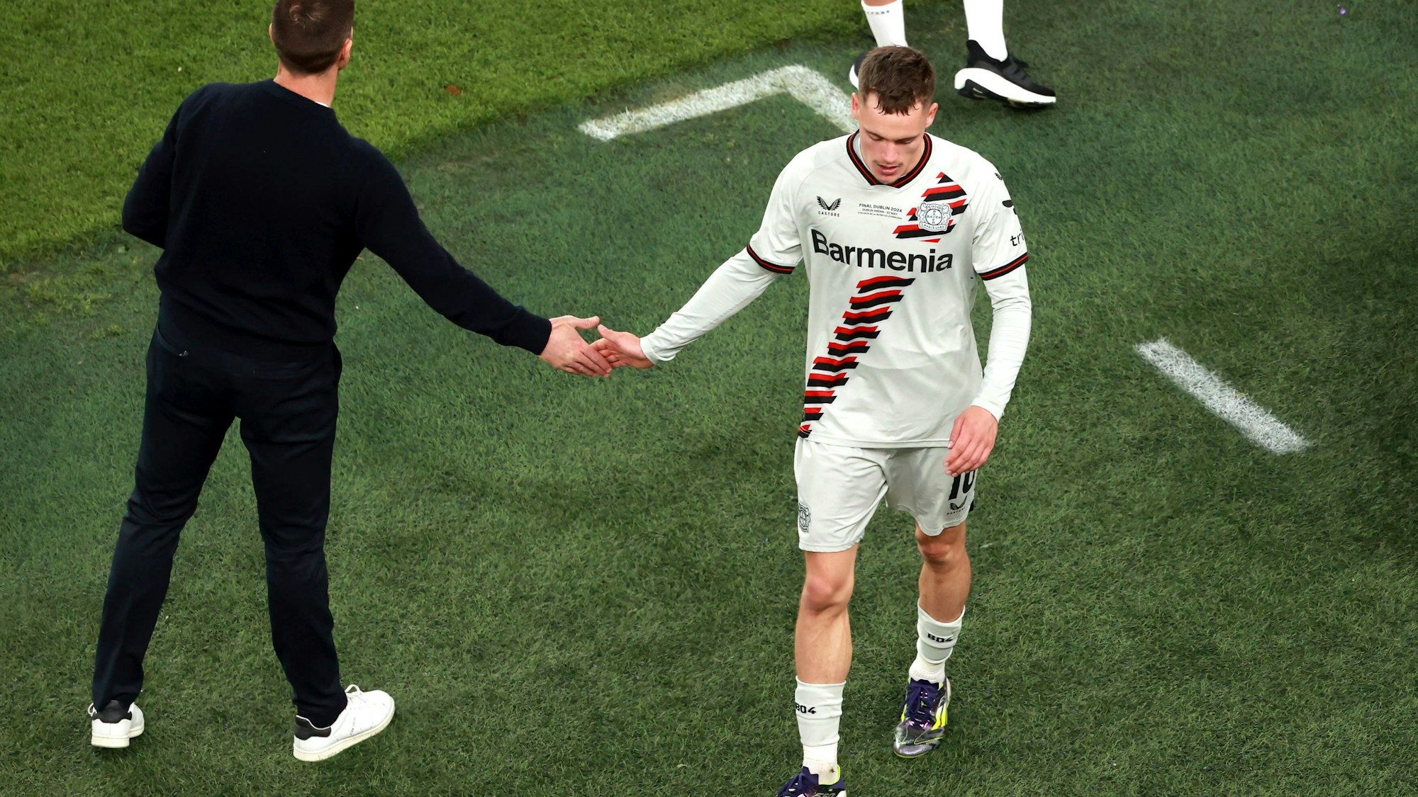 Xabi Alonso und Florian Wirtz klatschen ab. Das Finale gegen Atalanta ist für den Deutschen Meister verloren gegangen.