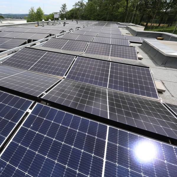 Solarpanele sind auf einem Dach installiert.