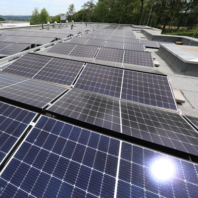 Solarpanele sind auf einem Dach installiert.