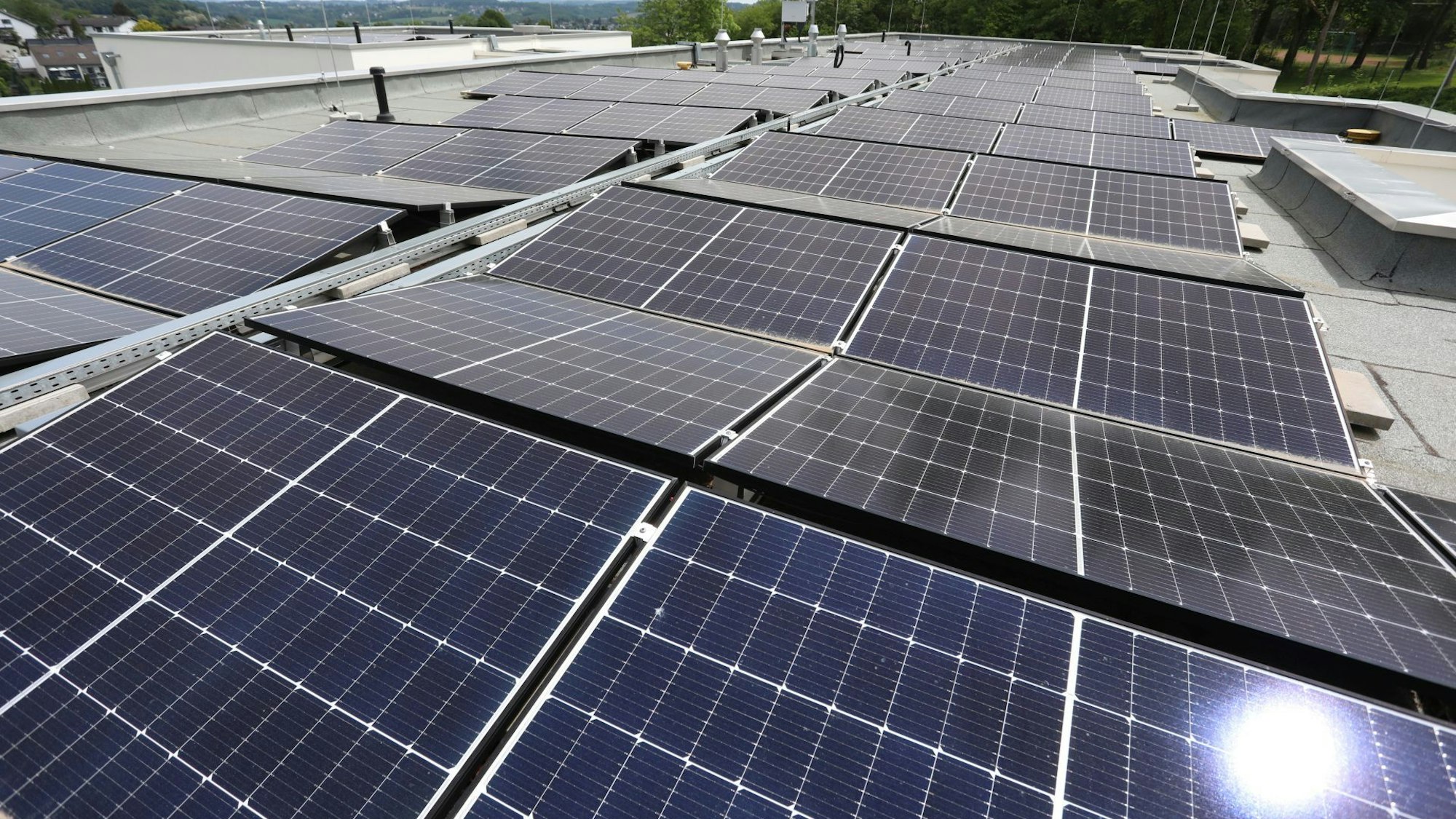 Solarpanele sind auf einem Dach installiert.