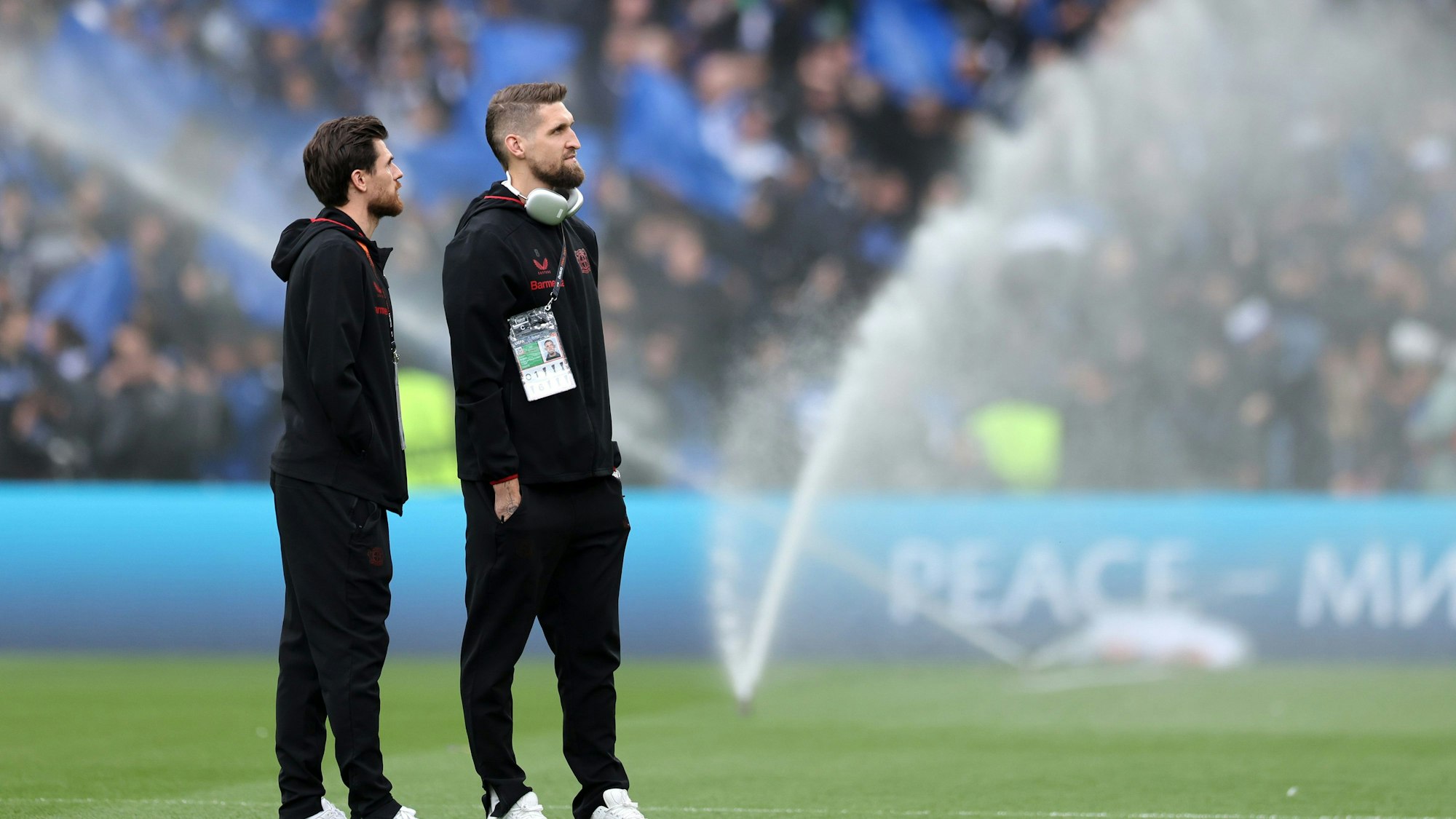 Leverkusens Jonas Hofmann (l) und Robert Andrich stehen vor dem Finale auf dem Platz.