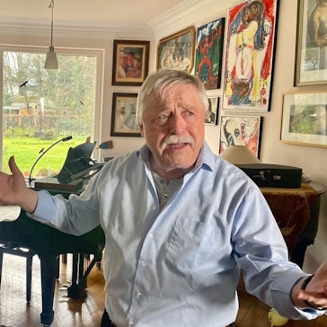 Mirko Drotschmann (l.) mit Liedermacher Wolf Biermann (r.) in seiner Hamburger Wohnung