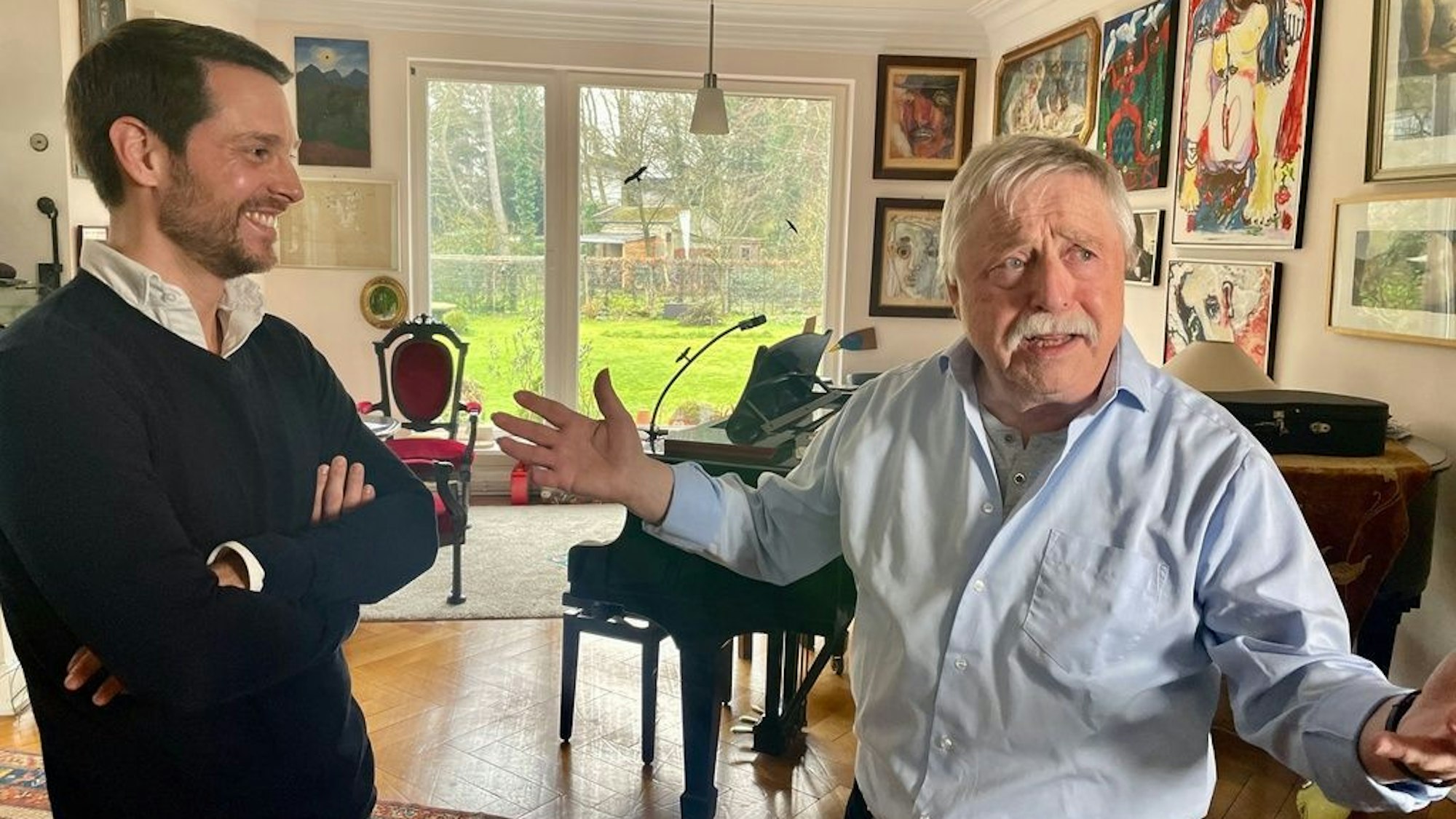 Mirko Drotschmann (l.) mit Liedermacher Wolf Biermann (r.) in seiner Hamburger Wohnung