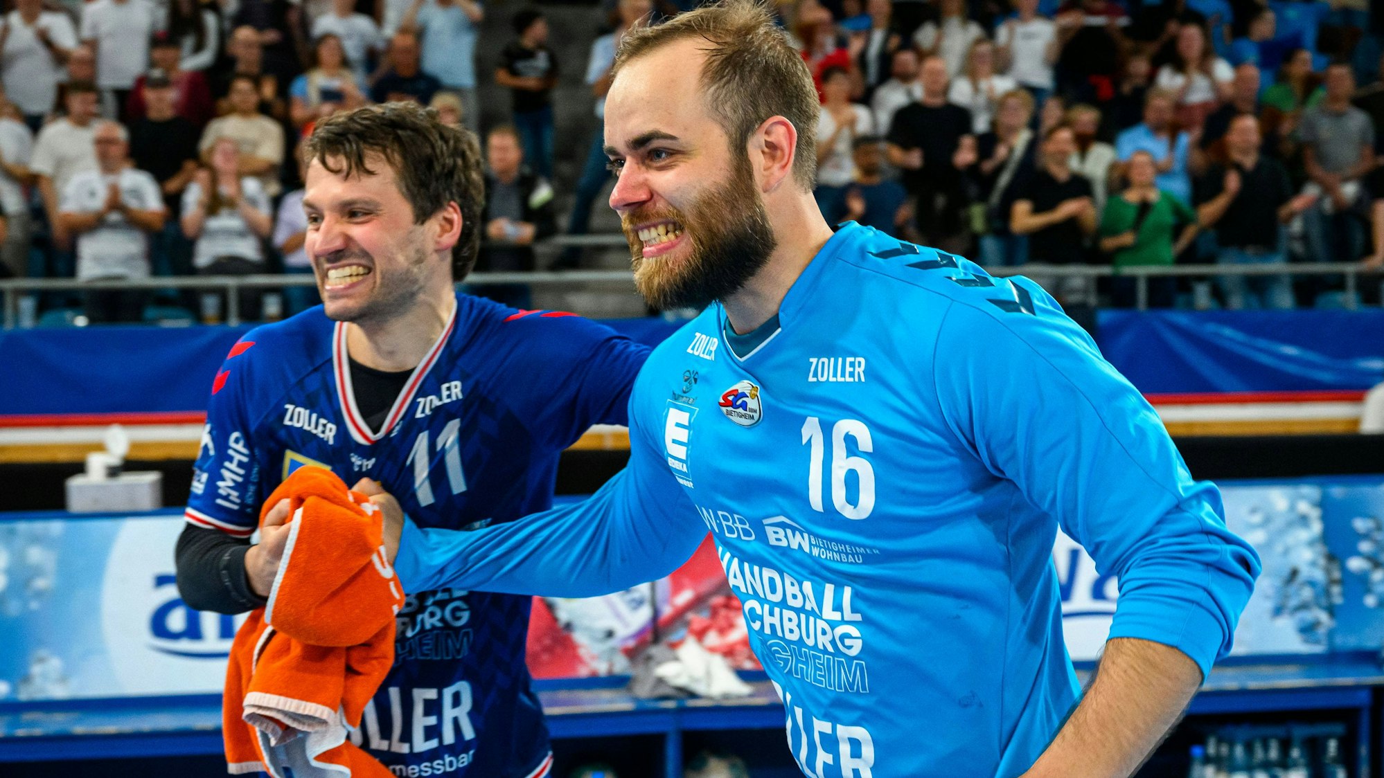 Mit einem breiten Grinsen im Gesicht läuft Torhüter Fredrik Genz über das Spielfeld.