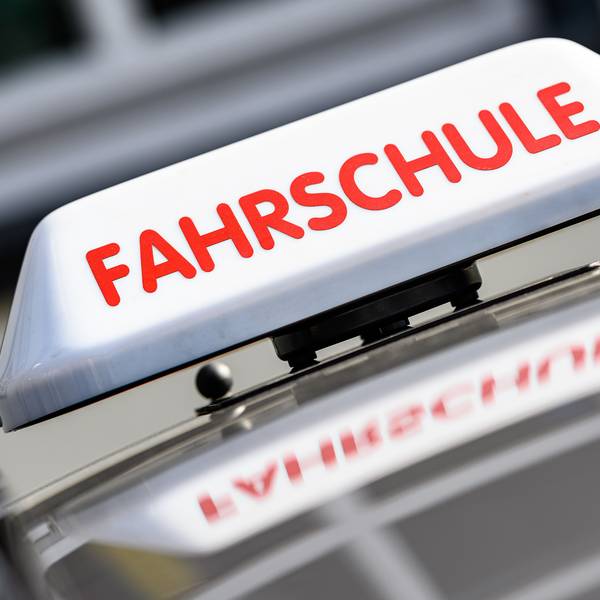 Ein Dachzeichen mit der Aufschrift "Fahrschule" ist an einem Fahrschulauto angebracht.