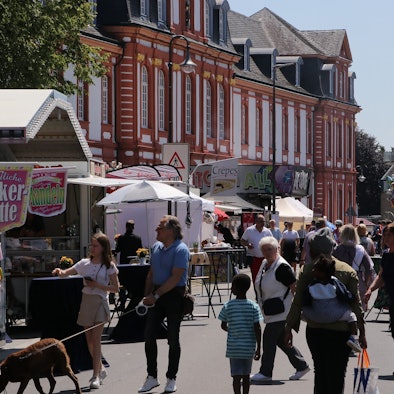 Menschen tummeln sich an Ständen auf der Ehrenfriedstraße vor der Abtei Brauweiler.