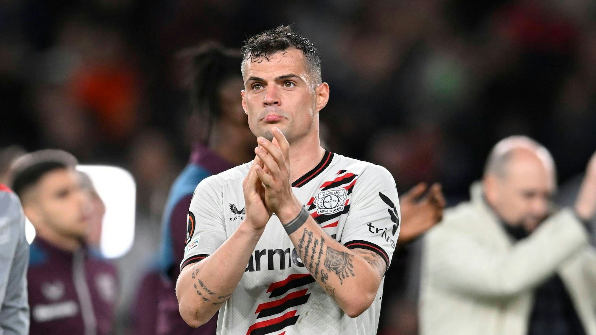 Leverkusens Granit Xhaka applaudiert nach dem 0:3 im Endspiel der Europa League gegen Bergamo den mitgereisten Bayer-Fans.