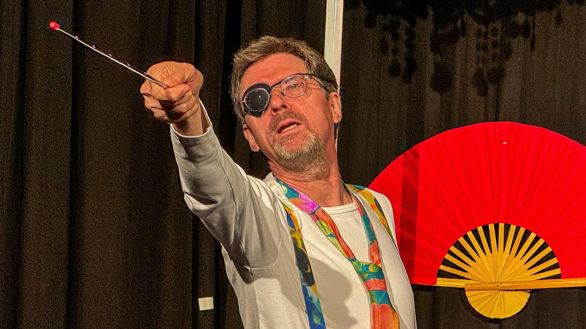 Knabenchorleiter Kidalski wird von von Arnd vom Felde verkörpert.