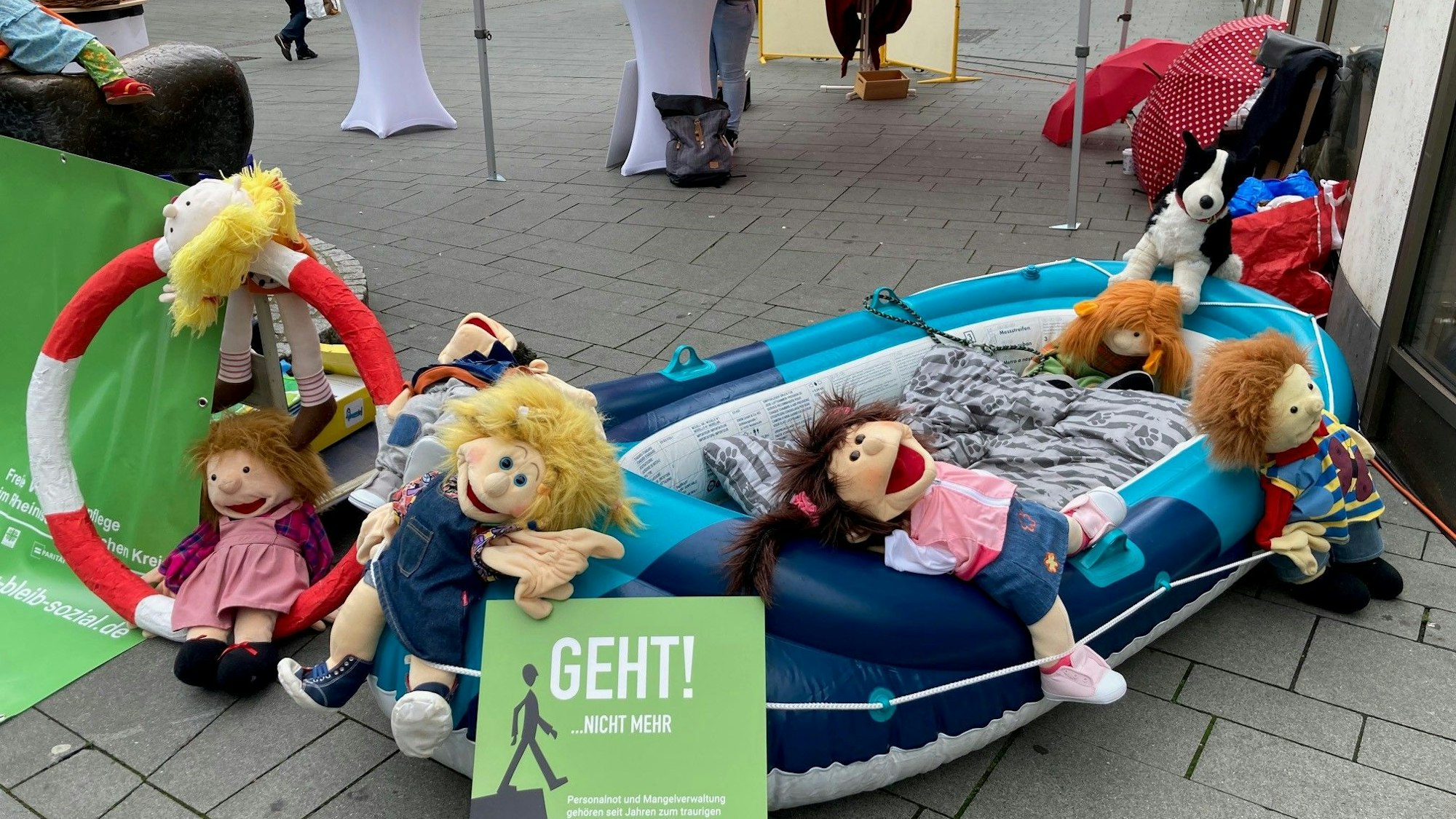 Das Foto zeigt eine Aktion zum Kita-Notstand in Bergisch Gladbach.