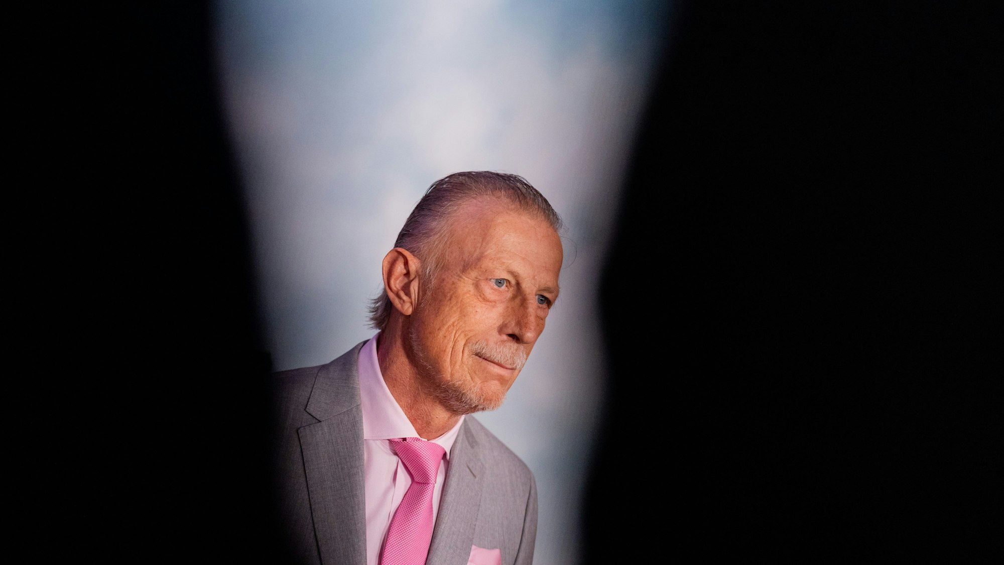 24.10.2023, Nordrhein-Westfalen, Köln: Christoph Daum steht auf dem Roten Teppich.