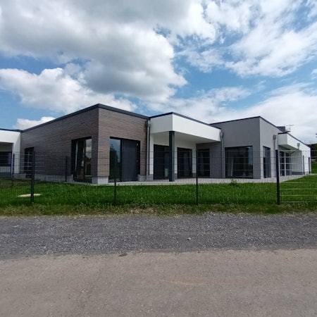 Zwei Gebäude, dahinter ein Fernmeldeturm