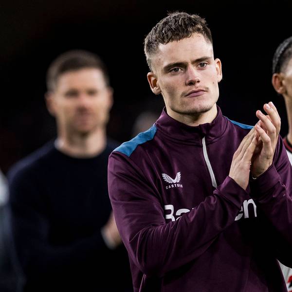 Florian Wirtz applaudiert nach dem verlorenen Finale den mitgereisten Fans aus Leverkusen.