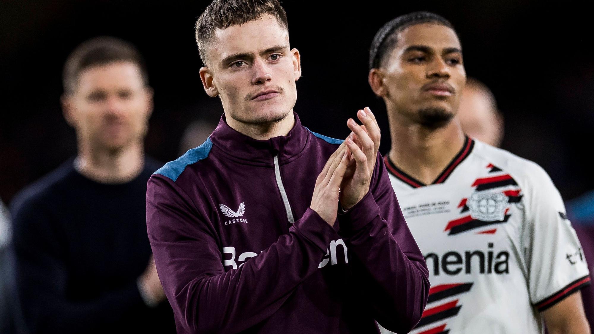 Florian Wirtz applaudiert nach dem verlorenen Finale den mitgereisten Fans aus Leverkusen.