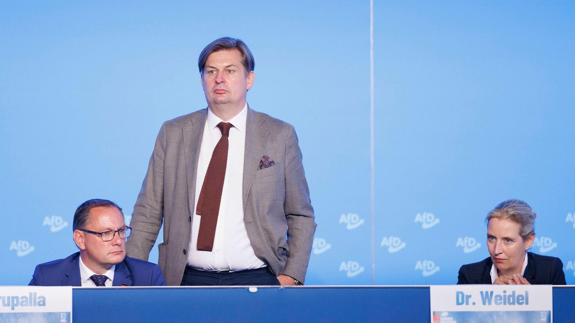 Die AfD-Vorsitzenden Tino Chrupalla (l.) und Alice Weidel (r.) zusammen mit Maximilian Krah auf dem Podium. Die Partei hat ein Auftrittsverbot gegen den Spitzenkandidaten für die Europawahl verhängt. (Archivbild)